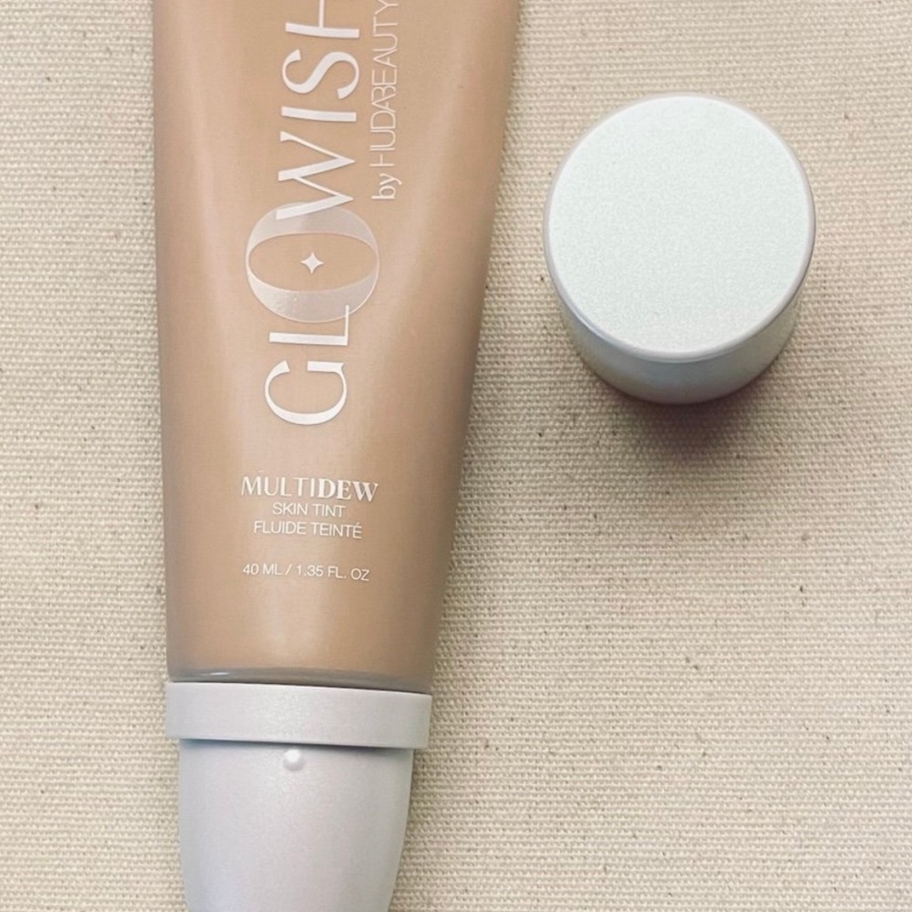 Huda Beauty GloWish MultiDew Vegan Foundation - 04 Light Medium